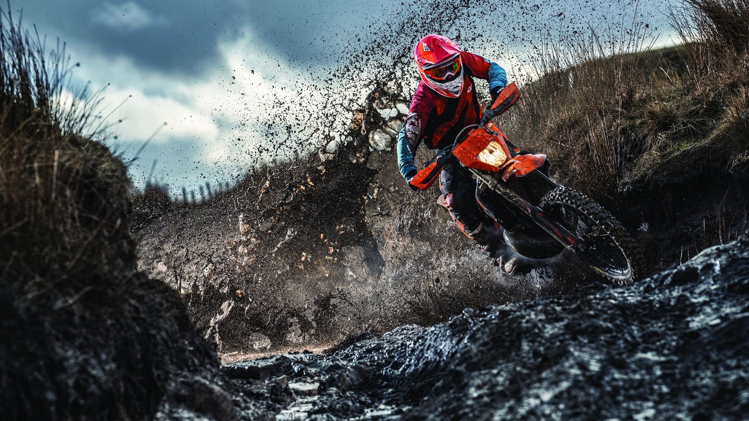 开云体育下载-极限驾驶：车手在窄路急弯中的精彩表现，极限驾驶suv